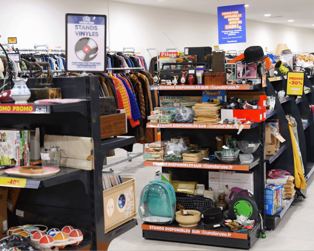 avant du magasin avec stands étagères